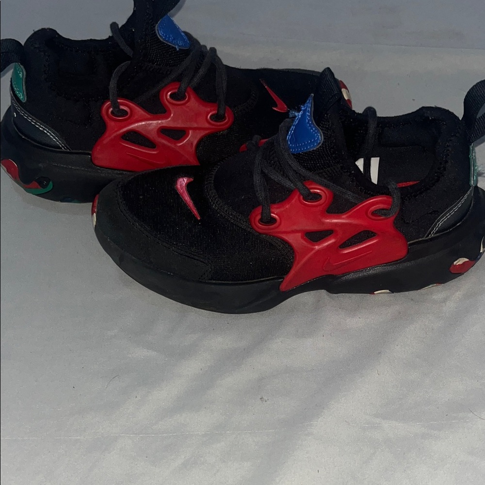 Nike Kids Black and Red Sneakers with Blue Accents - Picture 2 of 3